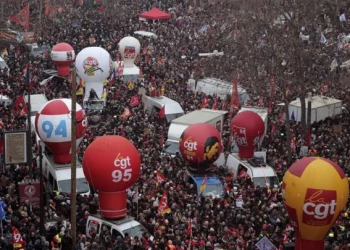 France : les grévistes demeurent engagés après l&rsquo;adoption la réforme des retraites.