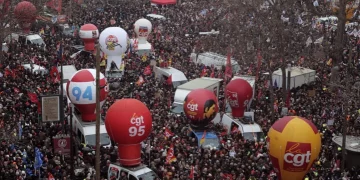 France : les grévistes demeurent engagés après l’adoption la réforme des retraites.
