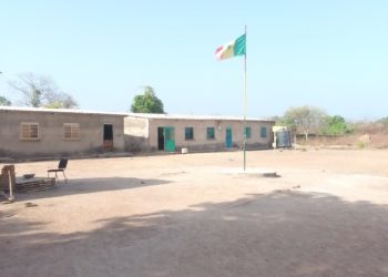 Kédougou : logés dans leur bureau, les enseignants de Samécouta Dantila assurent une double mission.