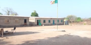 Kédougou : logés dans leur bureau, les enseignants de Samécouta Dantila assurent une double mission.