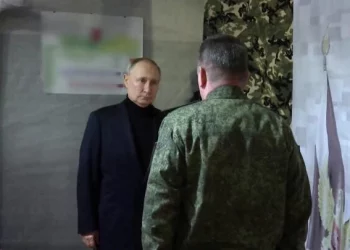 Le président russe Vladimir Poutine visite un quartier général de l'armée russe à Lougansk, à l'est de l'Ukraine, sur une capture d'écran d'une vidéo publiée le 18 avril 2023. Service de presse de la présidence russe, via AFP.