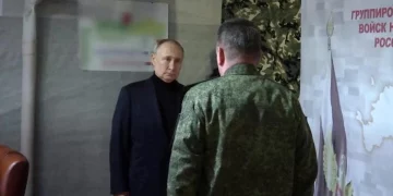 Le président russe Vladimir Poutine visite un quartier général de l'armée russe à Lougansk, à l'est de l'Ukraine, sur une capture d'écran d'une vidéo publiée le 18 avril 2023. Service de presse de la présidence russe, via AFP.