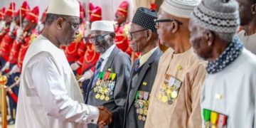MACKY SALL HONORE LES TIRAILLEURS DE RETOUR AU BERCAIL ????????