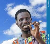 Le Siwak, bâton de bois purifie l’haleine de la biusse, et, sa vente est prospère à Dakar.