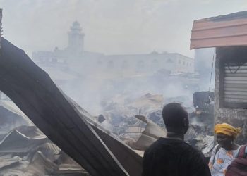 (Vidéo) Vi0lent incendie au marché Zing de Pikine: Des centaines de magasins partis en fumée, les dégâts estimés à plusieurs millions…