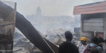 (Vidéo) Vi0lent incendie au marché Zing de Pikine: Des centaines de magasins partis en fumée, les dégâts estimés à plusieurs millions…