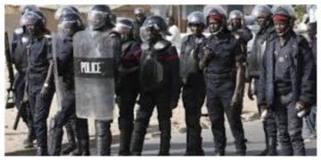 SOCIÉTÉ-Place de l&rsquo;Indépendance : Ça chauffe entre policiers et anciens militaires blessés de guerre